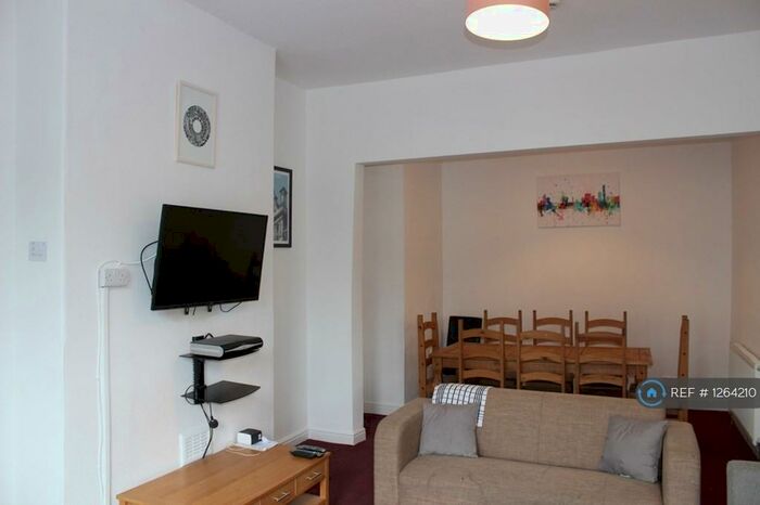 7 Bedroom Semi-Detached House To Rent In Richmond Grove, Manchester, M13