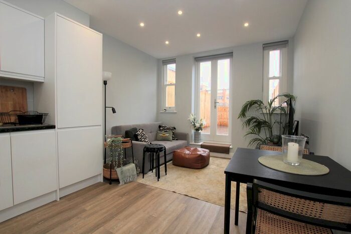 1 Bedroom Flat To Rent In Commercial Road, Whitechapel, London, E1