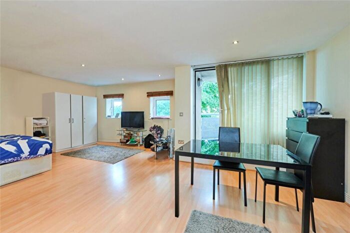 2 Bedroom Flat To Rent In Wards Wharf Approach, Silvertown, E16