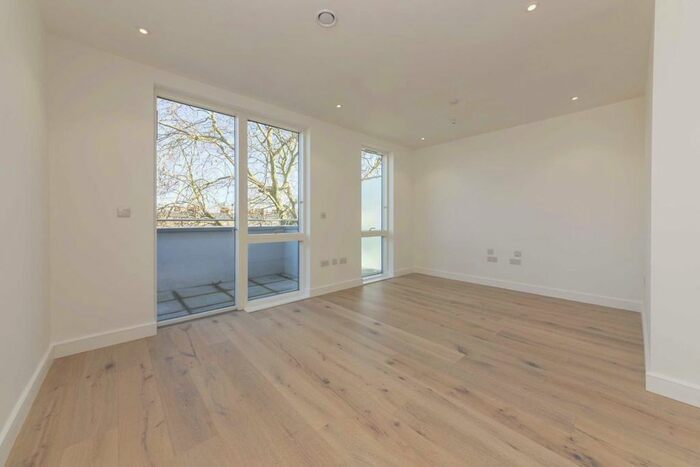 2 Bedroom Flat To Rent In Chiswick High Road, London, W4