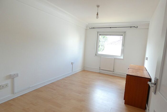 2 Bedroom Flat To Rent In Redwood Estates, Hounslow, Heston, TW5