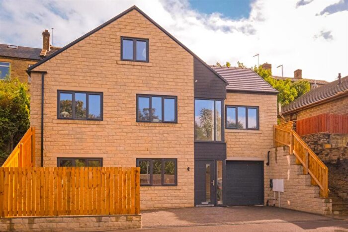 4 Bedroom Detached House For Sale In Castlefields Drive, Brighouse, HD6
