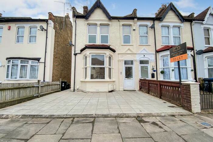 2 Bedroom Flat To Rent In First Avenue, Enfield, EN1