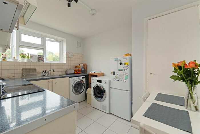 1 Bedroom Apartment For Sale In Sultan Road, Wanstead, E11
