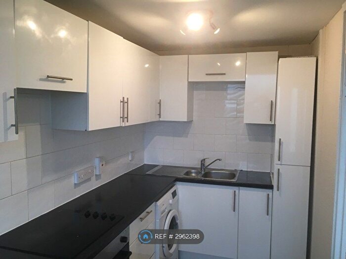 3 Bedroom Flat To Rent In Grange Vale, Sutton, SM2