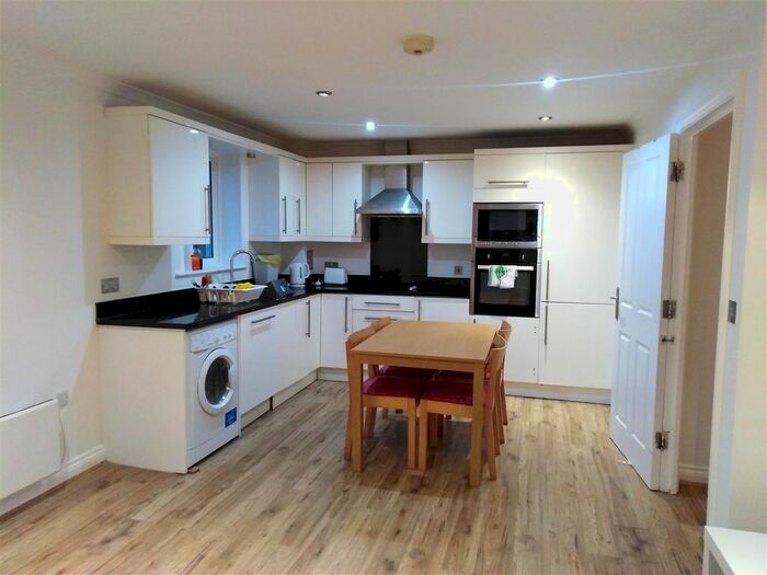 2 Bedroom Flat To Rent In Stream Lane, Edgware HA8