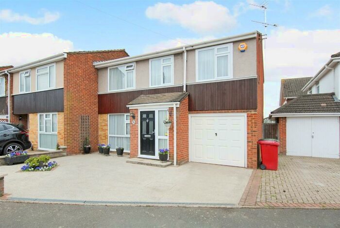 4 Bedroom End Of Terrace House To Rent In Robinhood Close, Slough, Berkshire, SL1