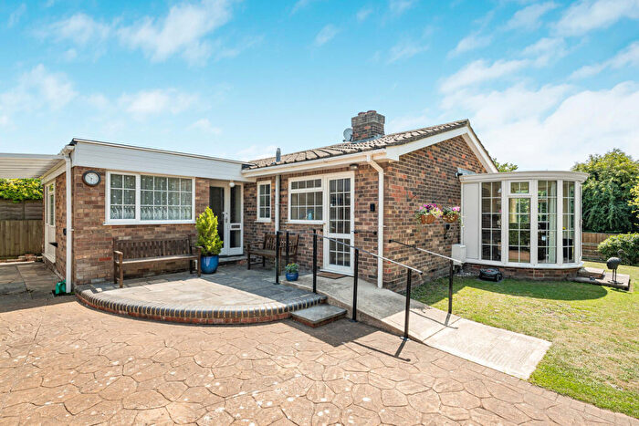 3 Bedroom Bungalow For Sale In Coach Way, Benson, OX10
