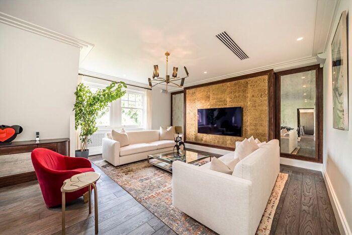 3 Bedroom Flat To Rent In South Street, Mayfair, W1K