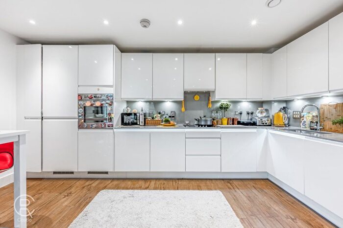 2 Bedroom Flat To Rent In Lakeside Drive, Park Royal, London, NW10