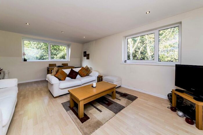 2 Bedroom Flat To Rent In Cambridge Park, Twickenham, TW1