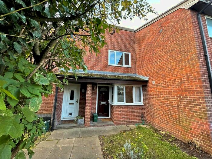 1 Bedroom Flat To Rent In Sycamore Walk, Egham TW20