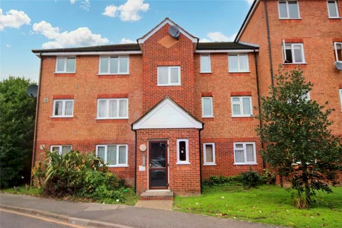 Flat To Rent In Fenman Gardens, Goodmayes, IG3