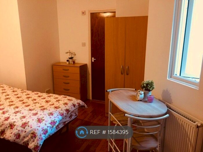 Studio To Rent In Green Lanes, London, N13