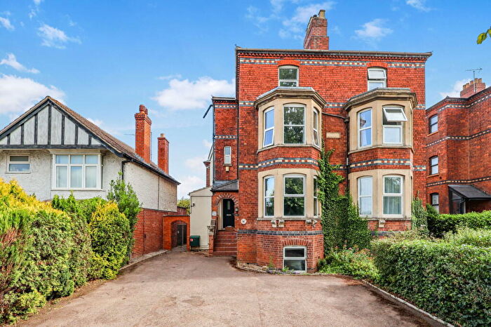 6 Bedroom Semi-Detached House For Sale In Barnwood Road, Gloucester, GL2