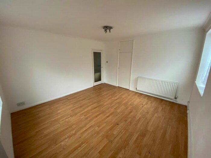 2 Bedroom Flat To Rent In Burnt Ash Hill, London, SE12