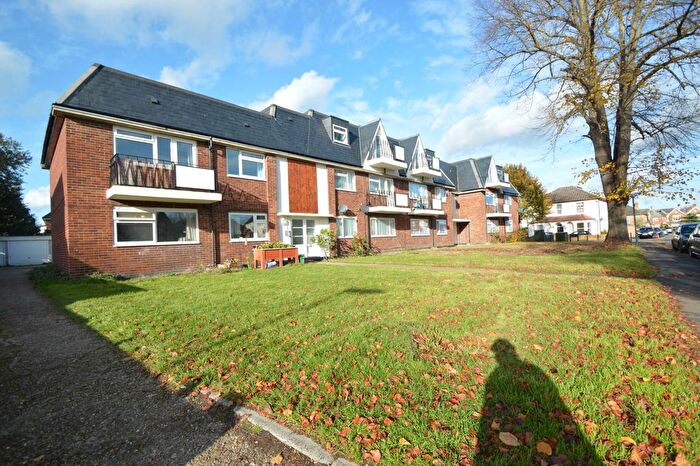 2 Bedroom Flat To Rent In Corrie Road, Addlestone, KT15
