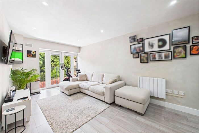 2 Bedroom Flat For Sale In London Road, Camberley, Surrey, GU15