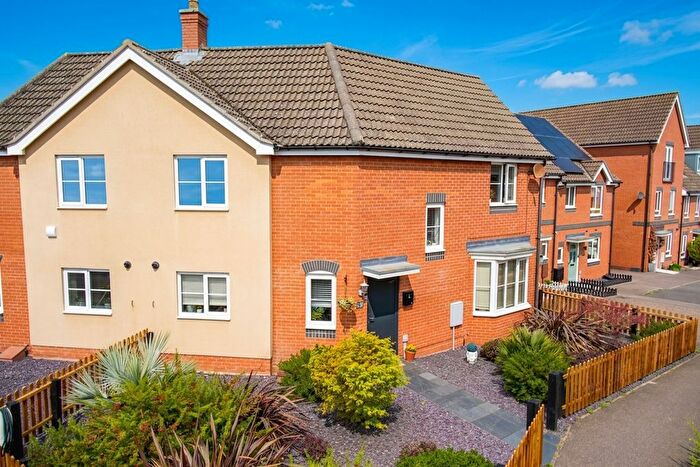 3 Bedroom Semi Detached House For Sale In Crossbill Close, Queens Hills, Norwich, NR8