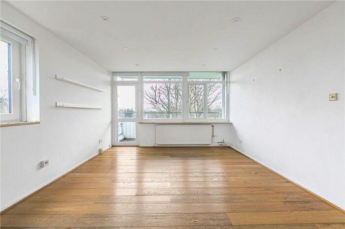 2 Bedroom Flat For Sale In Fitzhugh Grove, London, SW18