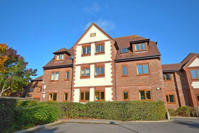 2 Bedroom Flat To Rent In St Christopher's Close, Chichester, PO19