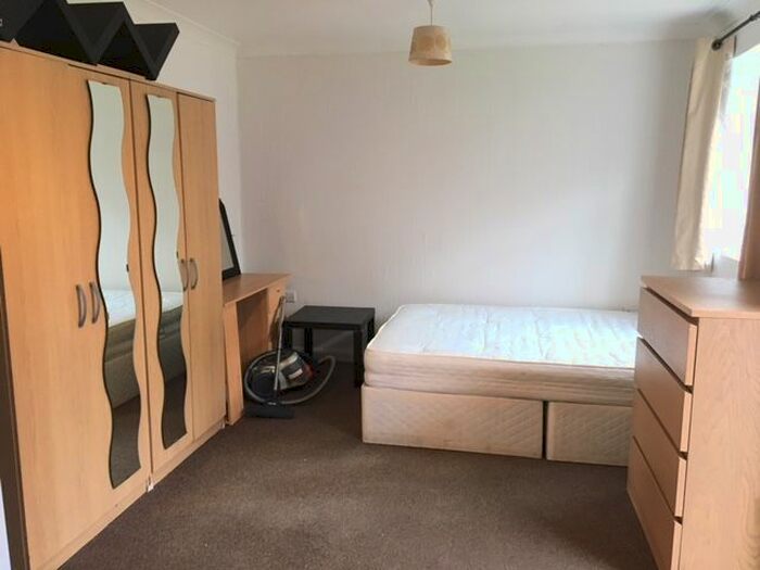 Studio To Rent In Central Avenue, Hounslow TW3