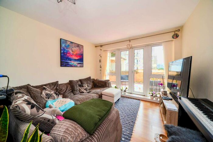 2 Bedroom Flat To Rent In St Davids Square, Isle Of Dogs, London, E14