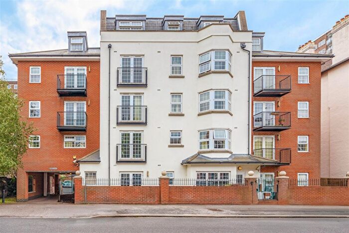 2 Bedroom Flat For Sale In Regents Court, Alexandra Road, Southend-On-Sea, SS1
