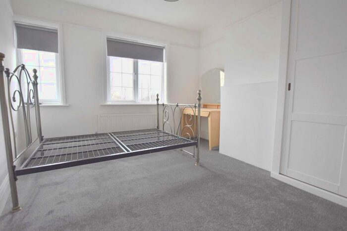 3 Bedroom Flat To Rent In Ballards Lane, Finchley, London N3
