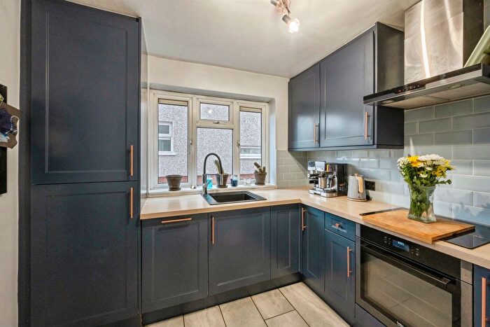 3 Bedroom Semi-Detached House For Sale In Doncaster Lane, Woodlands, Doncaster, DN6