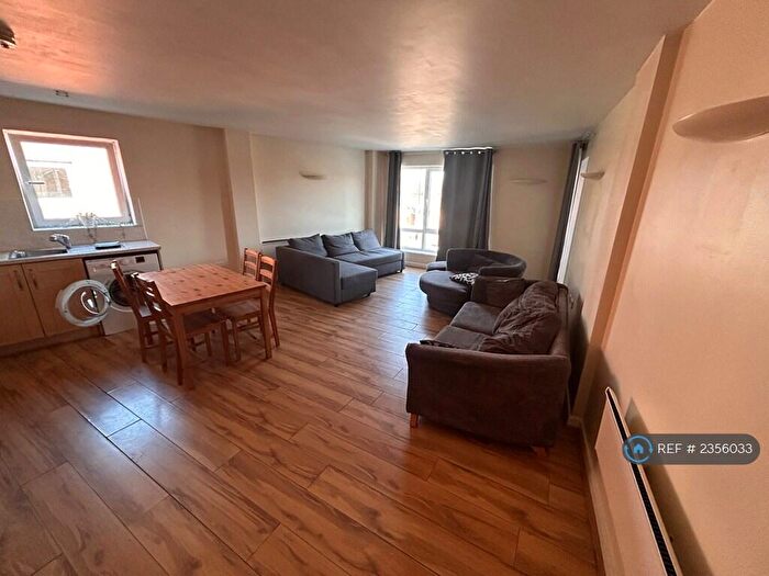 2 Bedroom Flat To Rent In Stockport Road, Manchester, M13