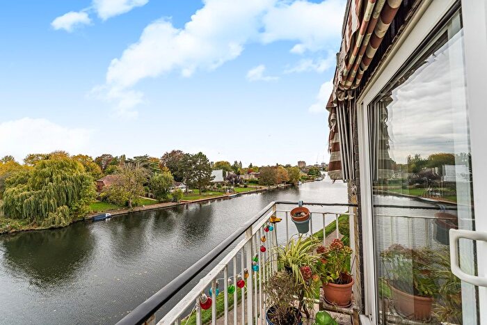 2 Bedroom Flat For Sale In Riverside Road, Staines-Upon-Thames, TW18