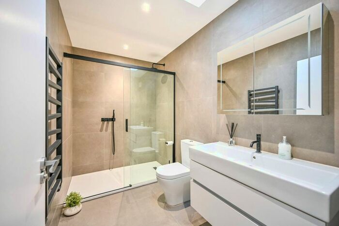 2 Bedroom Flat To Rent In Traps Lane, New Malden, KT3