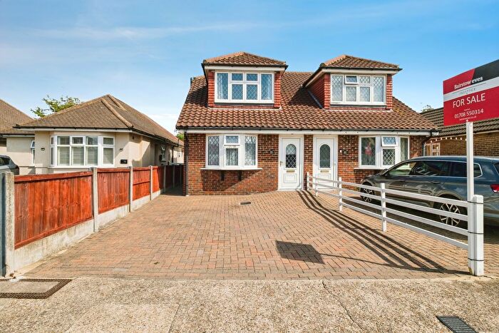 3 Bedroom Semi-detached House For Sale In Briscoe Road, Rainham, RM13