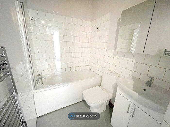 2 Bedroom Flat To Rent In Brownhill Road, London, SE6