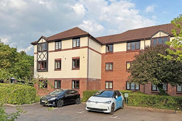 2 Bedroom Flat For Sale In Wordsworth Mead, Redhill, RH1