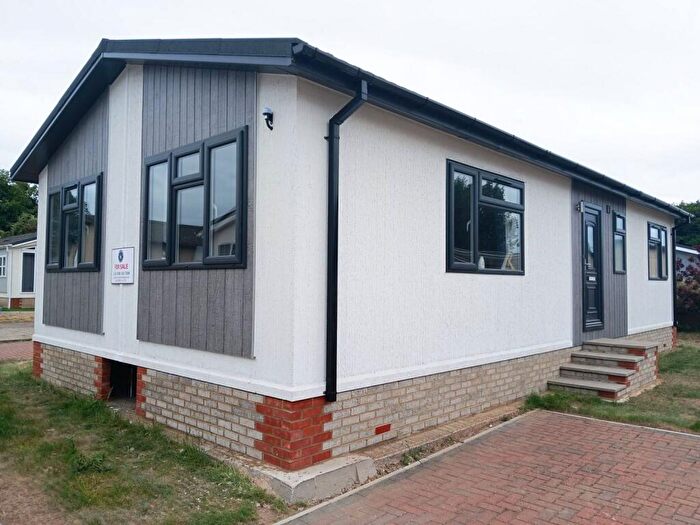2 Bedroom Park Home For Sale In Mildenhall, Bury St Edmunds, IP28