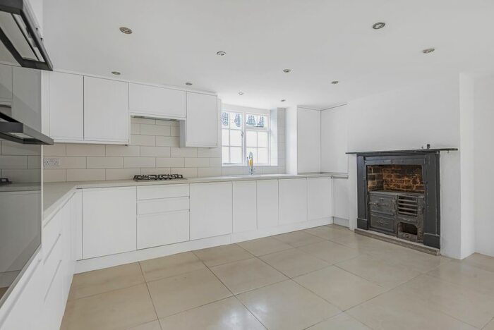 2 Bedroom Terraced House To Rent In Grove Road, Windsor, SL4