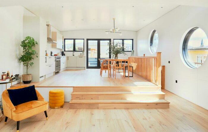 2 Bedroom House Boat To Rent In Cheyne Walk, Chelsea, SW10