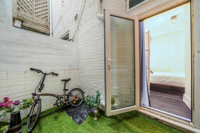 2 Bedroom Flat For Sale In Collingham Place, Earls Court, London, SW5