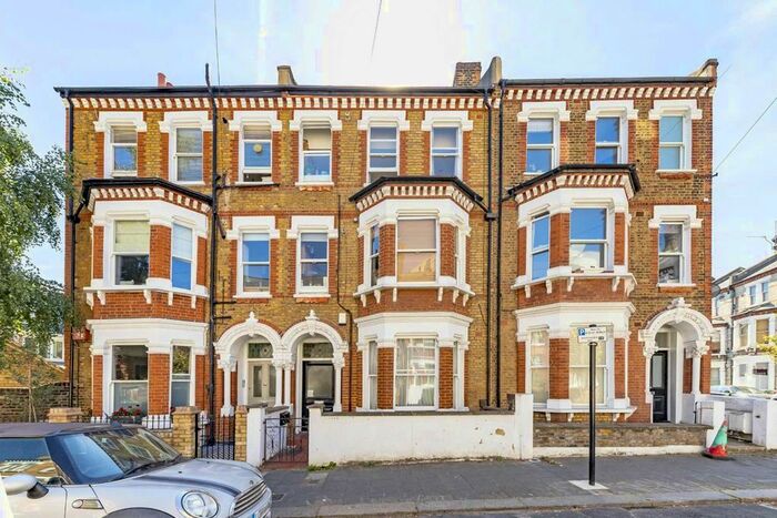 2 Bedroom Flat To Rent In Kenwyn Road, London, SW4