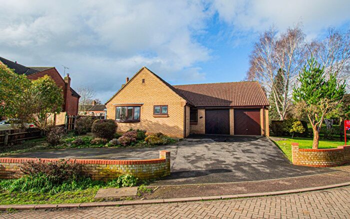 3 Bedroom Detached Bungalow For Sale In Meadow Way, Irthlingborough, NN9