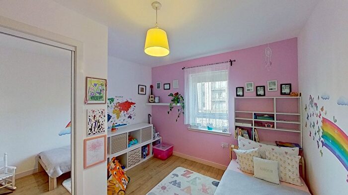 2 Bedroom Flat To Rent In Colonsay Close, Edinburgh, EH5