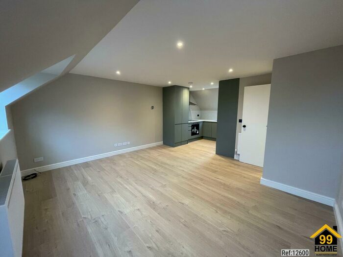 2 Bedroom Flat To Rent In Killicks, Cranleigh, Surrey, GU6