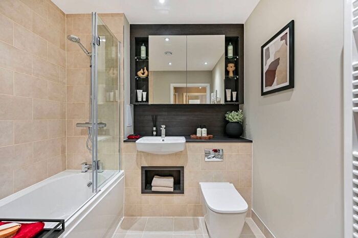 1 Bedroom Flat For Sale In Hayes Village, Hayes, UB3