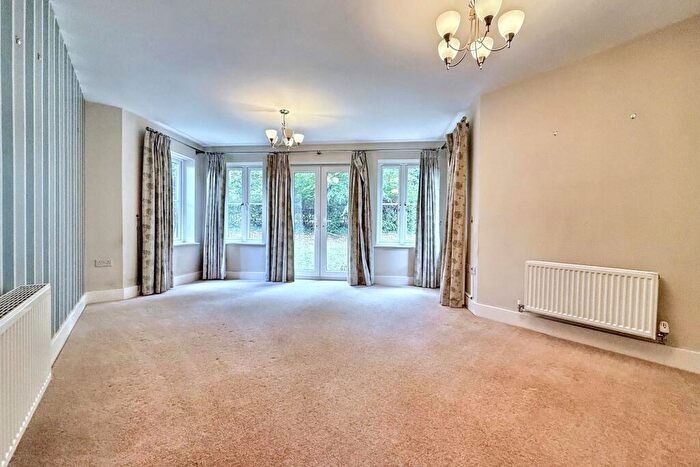 2 Bedroom Flat For Sale In Chandlers Ford, SO53