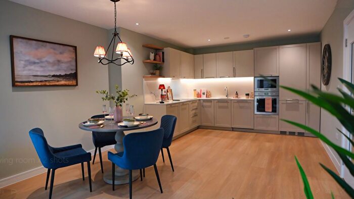 2 Bedroom Flat For Sale In Meadow Chase, Henley-On-Thames, RG9