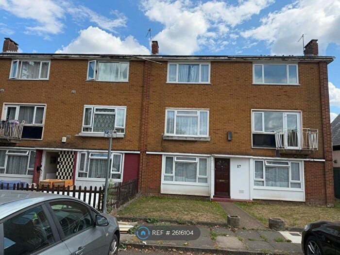 2 Bedroom Flat To Rent In High Street, Harlington, Hayes, UB3