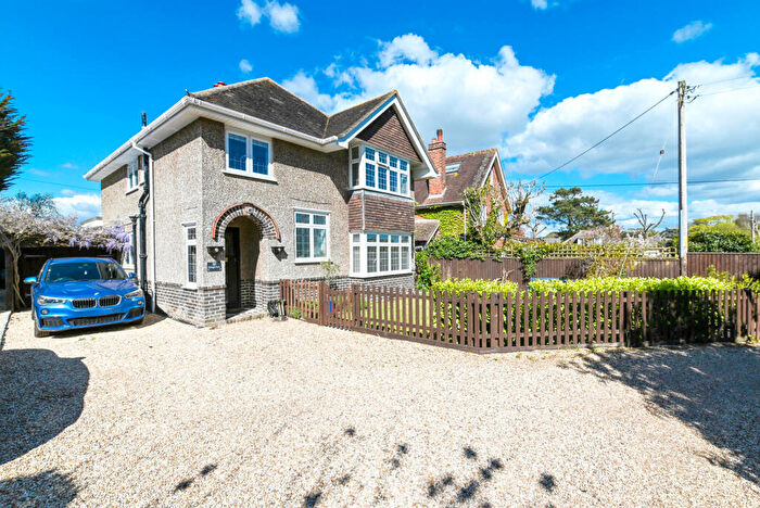 4 Bedroom Detached House For Sale In Dilly Lane, Barton On Sea, BH25