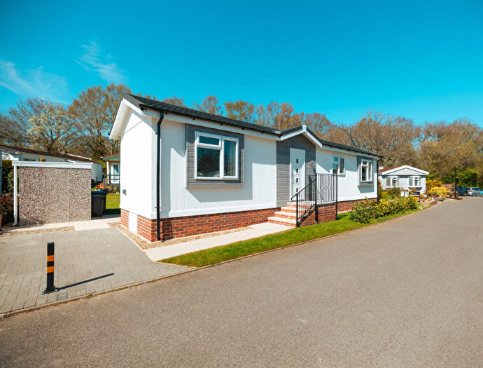 2 Bedroom Park Home For Sale In Addlestone, Surrey, KT15
